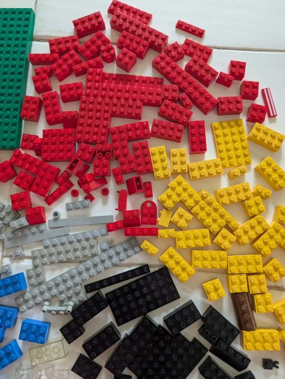 VTG 80s 90s LEGO Lot 600+ Pieces Minifig Parts Figure Bricks Plates Window Wheel